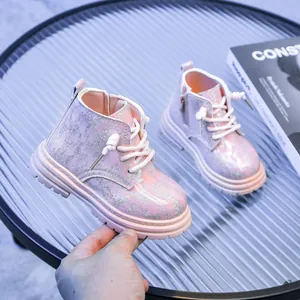 Détail des bottines roses pailletées pour filles avec fermeture éclair latérale et semelle souple