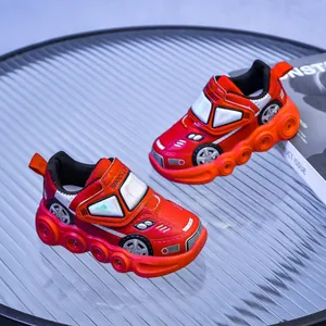 Détail des baskets rouges pour enfants style voiture avec semelle lumineuse et velcro