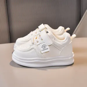 Détail de baskets blanches pour enfants avec fermeture velcro et doublure en peluche