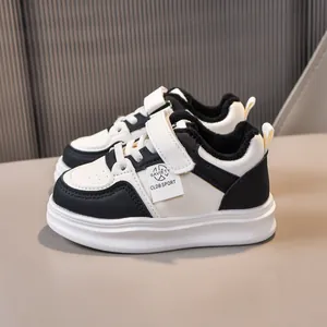 Détail de baskets chaudes noir et blanc pour enfants avec doublure en peluche et velcro