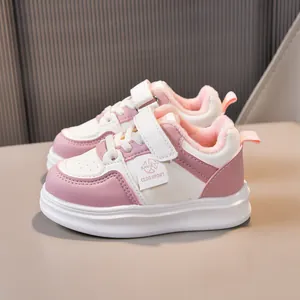 Détail de baskets d'hiver roses pour enfants avec doublure polaire et sangle velcro