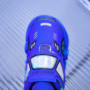 Détail de baskets lumineuses pour enfants bleu et violet avec logo Shock Light
