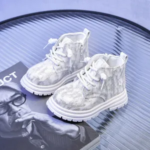 Détail de bottes blanches scintillantes pour enfants avec semelles épaisses et zip