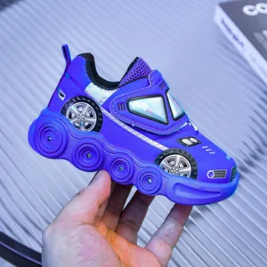 Détail de baskets enfant violettes style voiture de course avec velcro et semelle lumineuse