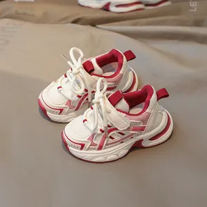 Baskets en maille respirante pour enfants blanc et rouge avec semelles souples