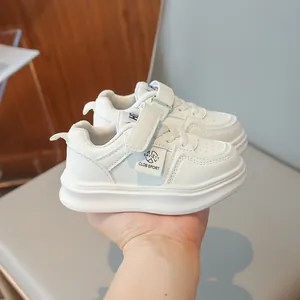 Baskets blanches minimalistes pour enfants en cuir synthétique avec sangle velcro et semelle