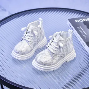 Détail de bottines à paillettes argentées pour enfants avec fermeture éclair et semelle