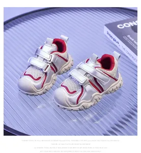 Detalle macro de zapatillas plateadas de malla para niños pequeños con doble velcro