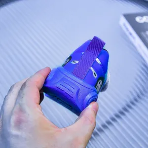 Détail du talon sur le thème de la course et de la languette sur les chaussures LED enfant