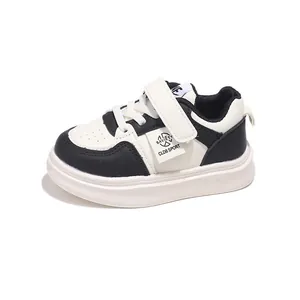 Baskets en cuir pour enfants noir et blanc avec scratch et semelles épaisses antidérapantes