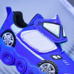 Détail de baskets lumineuses bleues pour enfants avec bande velcro laser à motif voiture