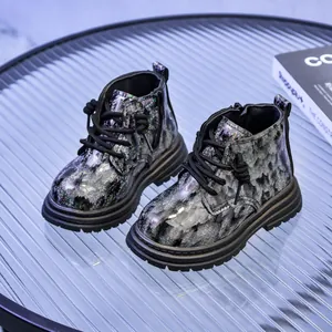 Détail de bottes pour enfants scintillantes avec tissu pailleté et semelle antidérapante