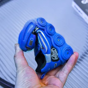 Gros plan montrant la semelle souple et la haute élasticité des chaussures de sport enfant
