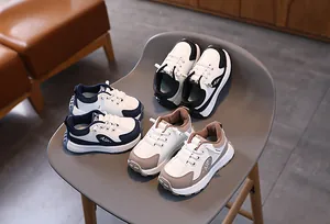 Vue détaillée de dessus de baskets antidérapantes pour enfants en noir, bleu et kaki