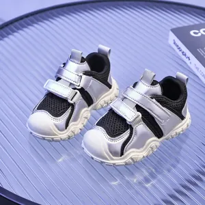 Detalle de zapatillas plateadas para bebé con malla transpirable y doble cierre de velcro