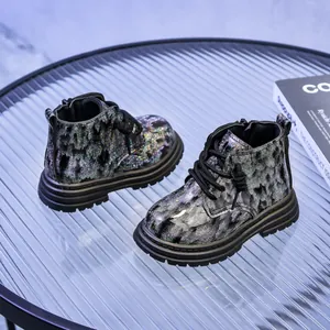 Vue détaillée de bottines Martin scintillantes pour enfants avec semelle en caoutchouc épais