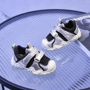 Vista macro de zapatillas de malla para niños con acabado plateado y velcro