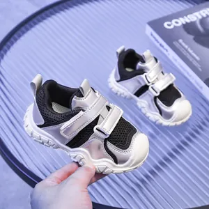 Detalle de zapatillas plateadas para bebé con malla transpirable, doble velcro y suela de goma