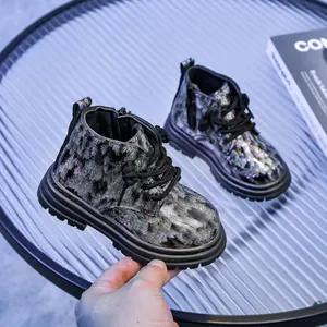 Détail de bottines scintillantes pour enfants avec zip latéral et semelle épaisse