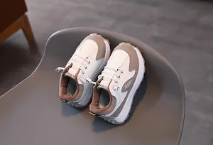 Détail de baskets pour enfants avec semelles épaisses antidérapantes et lacets élastiques