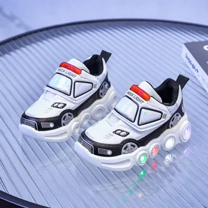 Détail de baskets LED pour enfants avec design de voiture de course et velcro