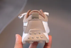 Détail des baskets antidérapantes pour enfants avec talon robuste et système de laçage rapide