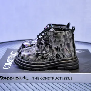 Détail de bottines scintillantes pour enfants avec paillettes argentées et zip latéral