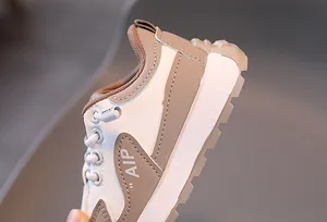 Vue détaillée de baskets pour enfants bicolores avec semelles antidérapantes épaisses