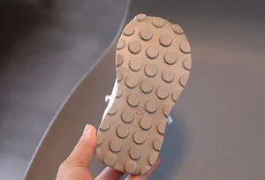 Détail de la semelle en caoutchouc antidérapante à picots pour chaussures enfant taille 23