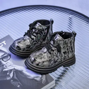 Détail de bottines pour enfants à paillettes multicolores avec semelles antidérapantes
