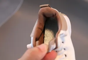 Détail du col rembourré et de la doublure respirante des baskets pour enfants