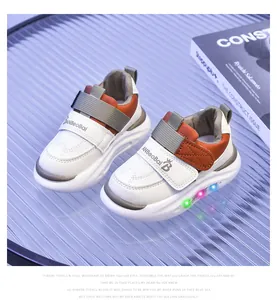 Dettaglio scarpe LED per bambini con suole luminose colorate e chiusura in velcro
