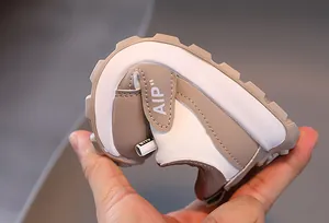 Détail de la semelle souple antidérapante montrant la texture douce des baskets enfant
