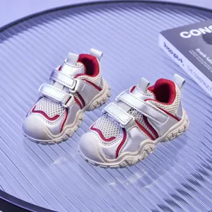 Detalle de zapatillas deportivas para niños con malla transpirable y cierre de doble velcro