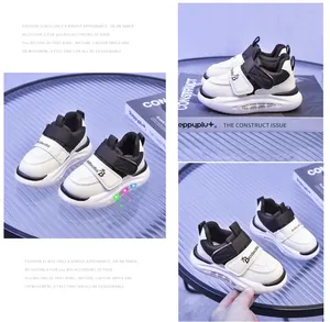 Dettaglio di sneakers LED per bambini in bianco e nero con chiusura a velcro