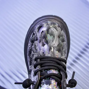 Détail de bottines scintillantes argentées pour enfants avec lacets noirs ronds