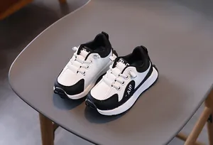 Détail de baskets compensées enfant avec semelle antidérapante et lacets élastiques