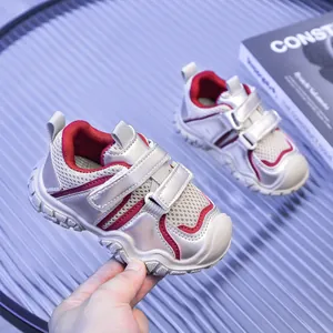 Detalle de zapatillas para bebés en plata y rojo con malla transpirable y doble velcro