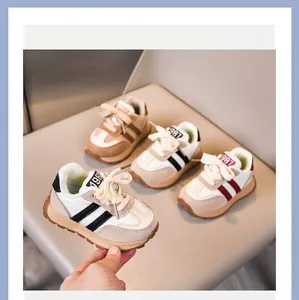 Detail von Retro-Kinderschuhen mit strapazierfähiger Sohle und 1987-Zungenlogo