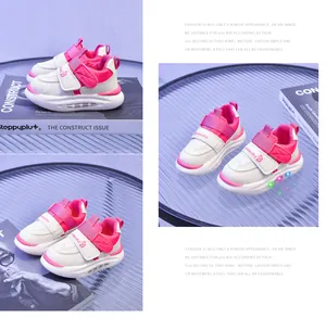 Dettaglio macro di scarpe LED luminose con chiusura a strappo su superficie moda
