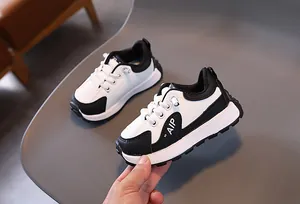Détail de baskets de sport en cuir pour enfants avec semelles épaisses antidérapantes