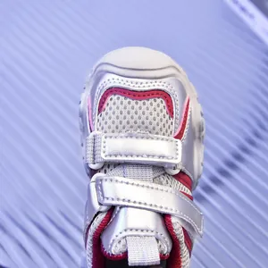Detalle de zapatillas para niños de malla plateada con doble cierre de velcro y gris