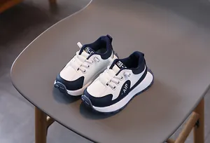 Détails des baskets pour enfants bleu marine et blanc avec système de laçage rapide