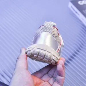 Detalle macro del talón de zapatilla de bebé con malla transpirable y suela antideslizante
