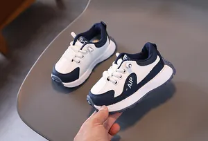 Détail de basket de sport enfant blanc et bleu avec semelle souple et base en caoutchouc