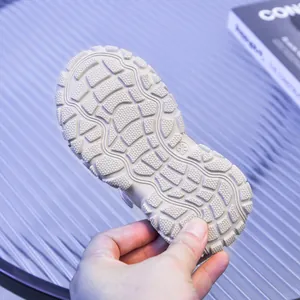 Primer plano de la suela de goma antideslizante flexible con talla 23 para calzado infantil