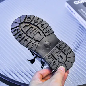 Détail de la semelle en caoutchouc antidérapante pour bottes enfant taille 23 avec crampons