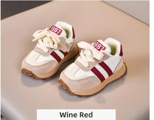 Detailansicht der weinroten und beigen Retro-Laufschuhe aus Mesh für Kleinkinder