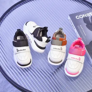 Dettaglio di sneakers luminose per bambini con chiusura a strappo e suola antiscivolo