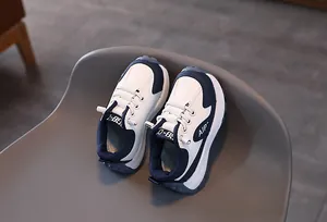 Vue détaillée de baskets pour enfants avec contraste bleu-blanc et lacets élastiques